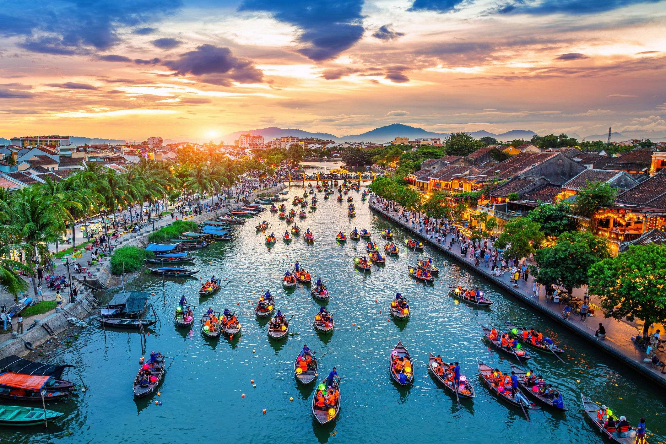 Vietnam : Caves, Cities & Coconut Shores